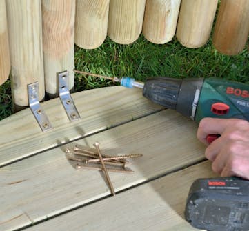 Vægsektioner sættes sammen De to vægsektioner skrues sammen